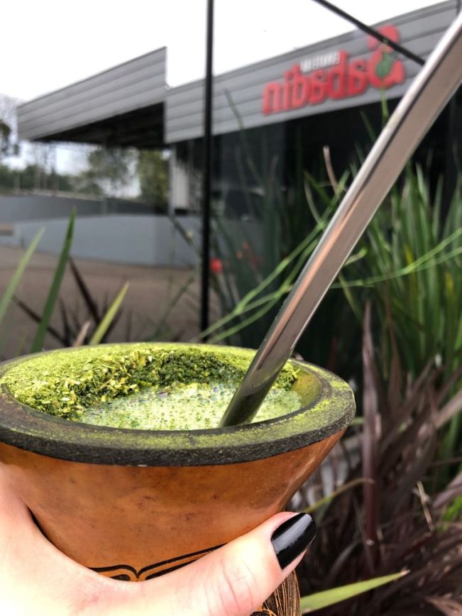 Cuia de chimarrão em frente à fábrica Sabadin
